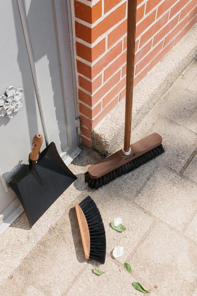 Andrée Jardin Heritage Black Dustpan with Ash Wood Handle Andrée Jardin andree-jardin-heritage-black-dustpan-with-ash-wood-handle - French Dry Goods