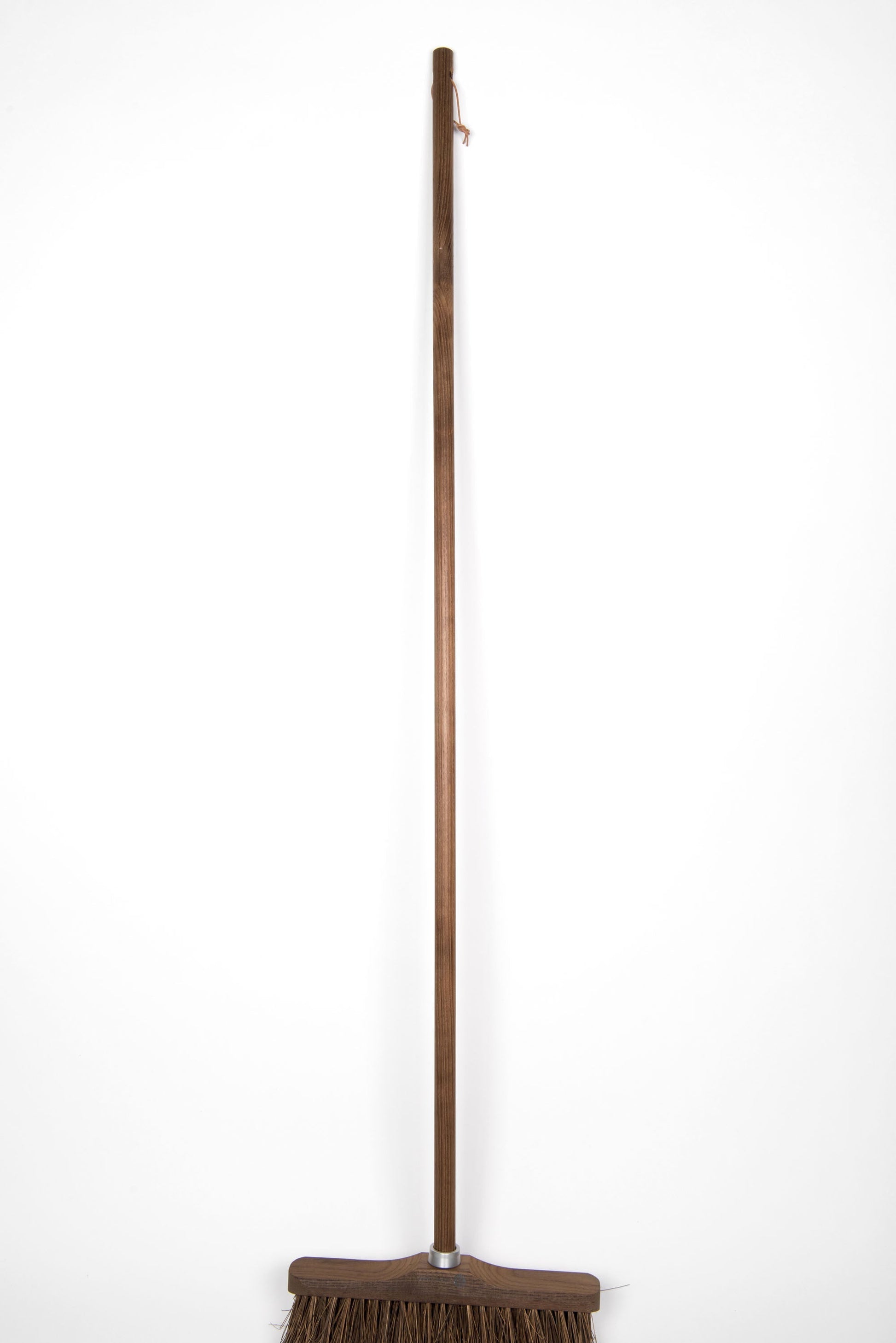 AndrÃ©e Jardin Heritage Ash Wood Handle with Leather Loop Utilities AndrÃ©e Jardin AndrÃ©e Jardin Brand_AndrÃ©e Jardin Home_Household Cleaning 5300-5001_Ash_Wood_Broom_Handle_B