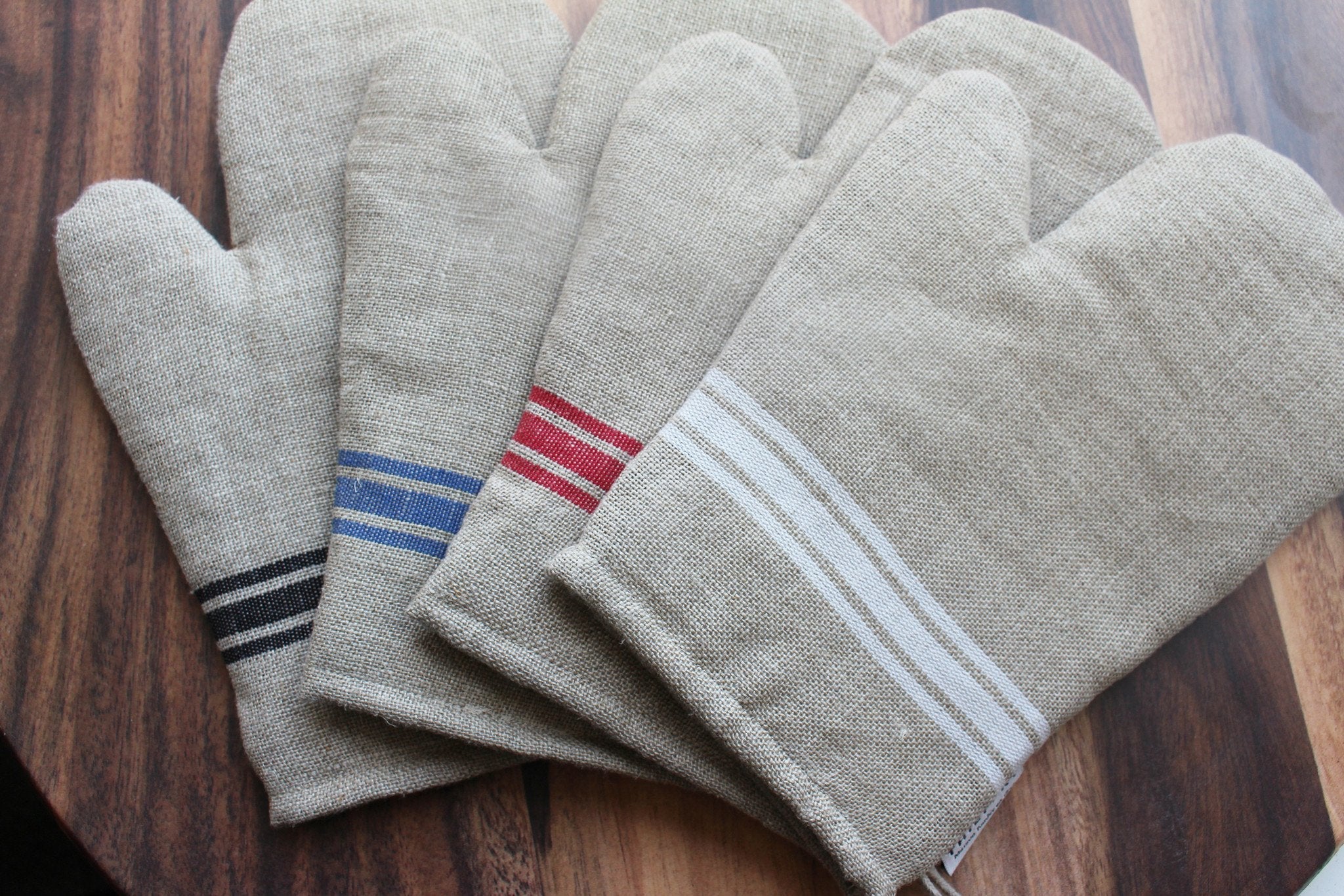 7416-0001_7416-0002_7416-0003_7416-0007_Thieffry_Oven_Mitts_4_compressed_3780723e-8d92-4ffc-b173-6950c89ee38f.jpg