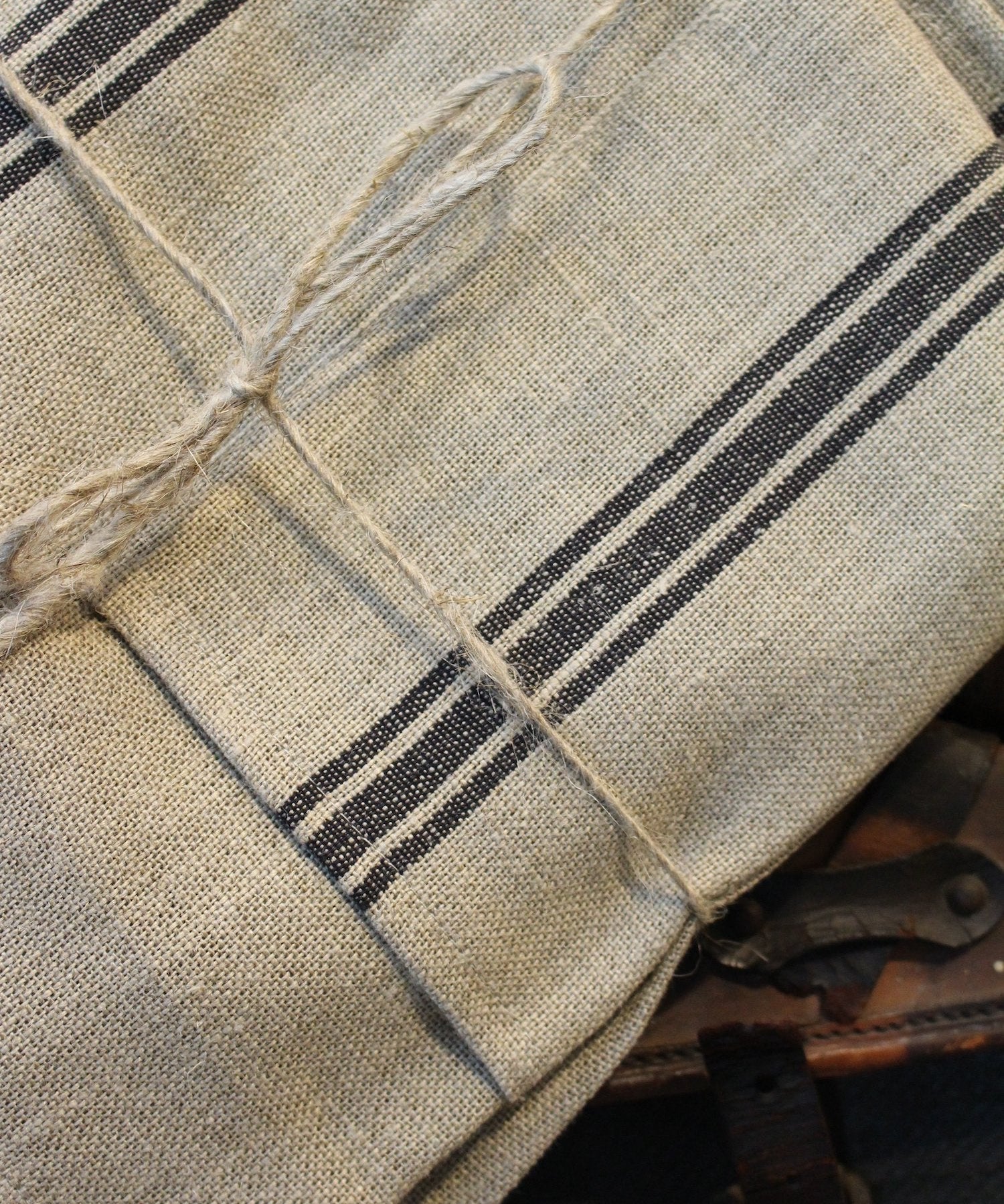 ThieffryBlackLinenTablecloth_68x110_2.jpg