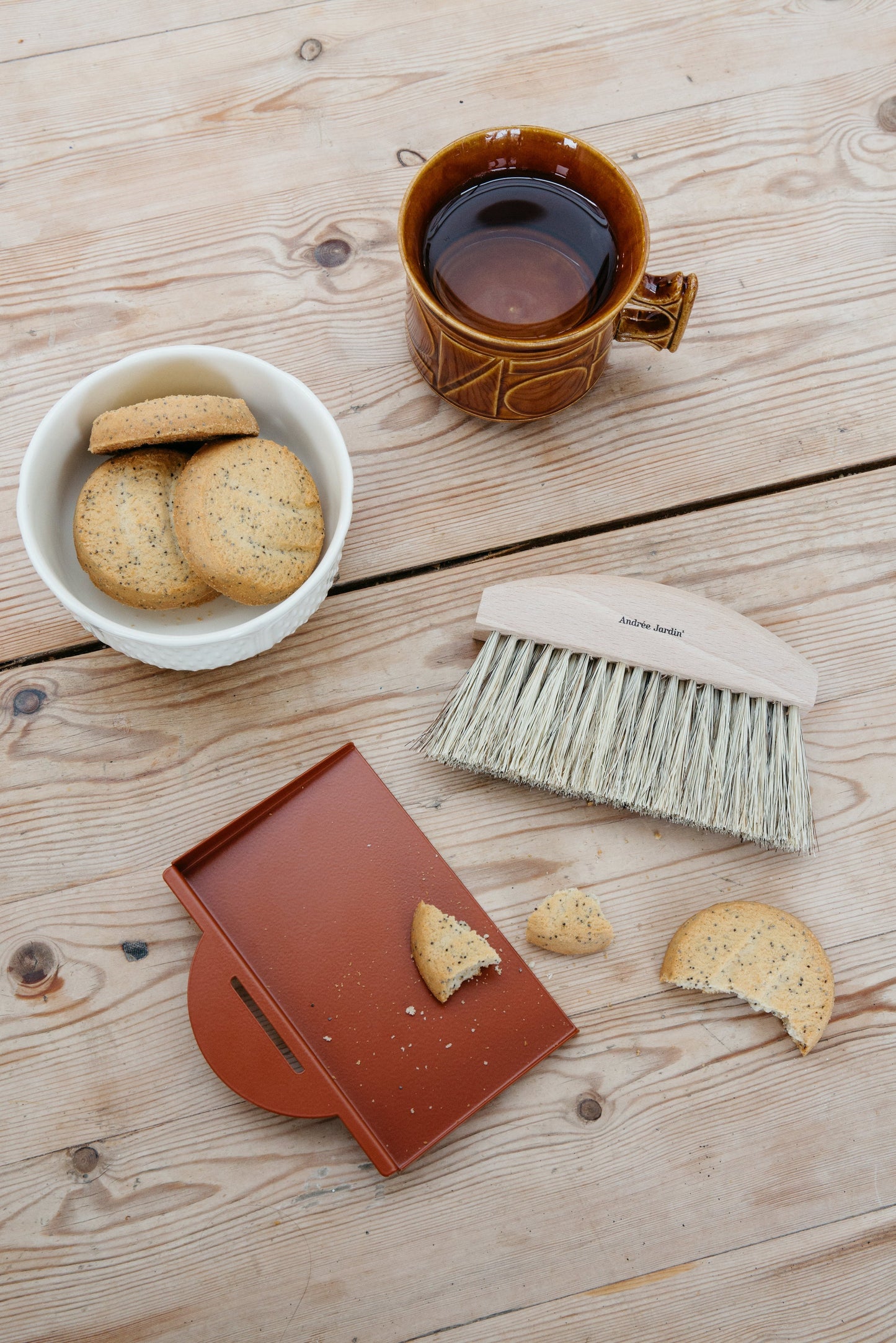 Andree Jardin "Mr & Mrs Clynk" Natural Table Brush and Dustpan Set- Brick Red