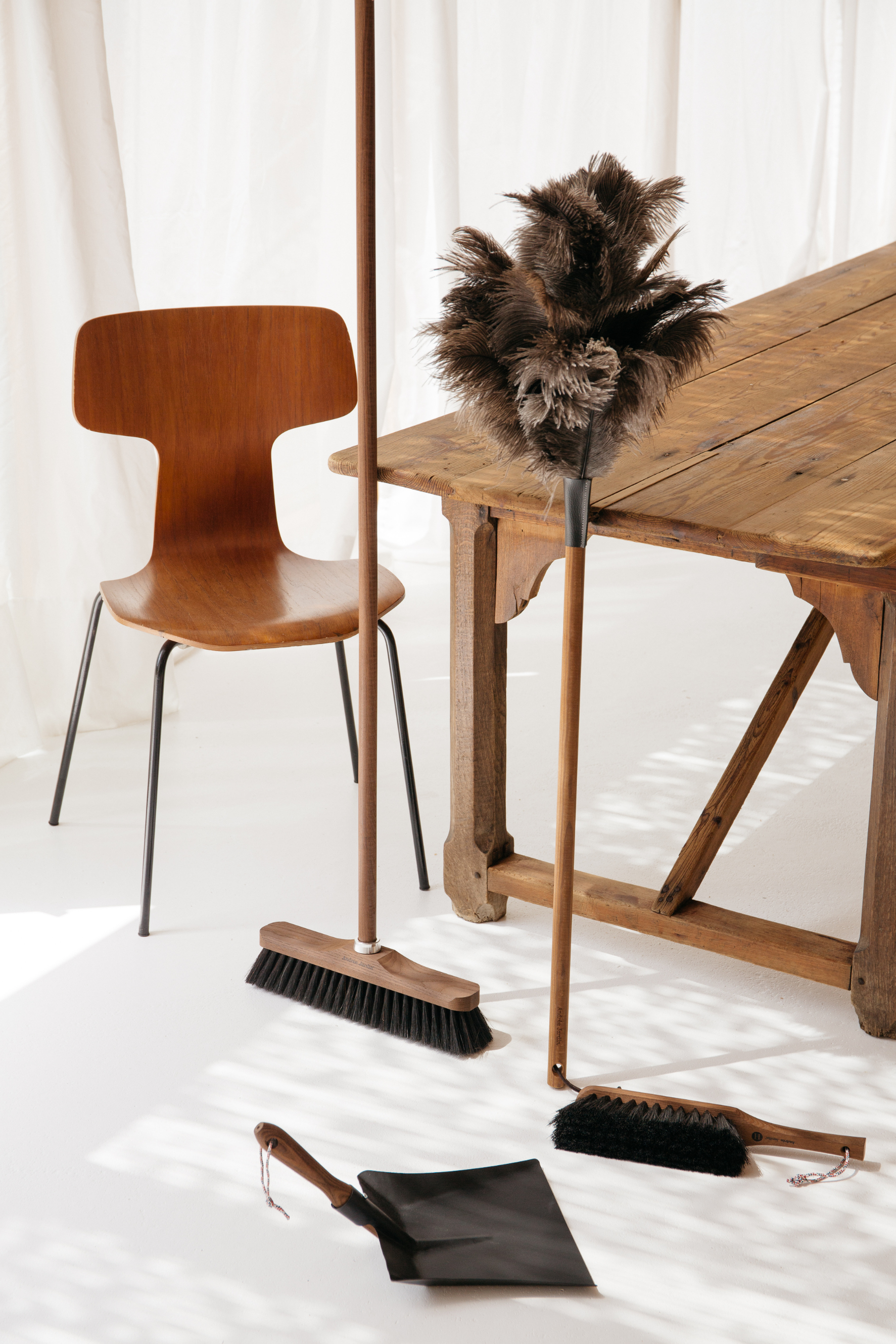 AndrÃ©e Jardin Heritage Ash Wood Handle with Leather Loop Utilities AndrÃ©e Jardin AndrÃ©e Jardin Brand_AndrÃ©e Jardin Home_Household Cleaning image